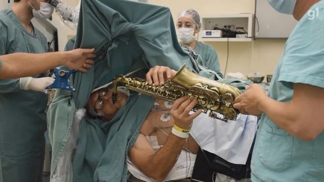 Paciente toca saxofone durante cirurgia no cérebro na Santa Casa de Porto Alegre