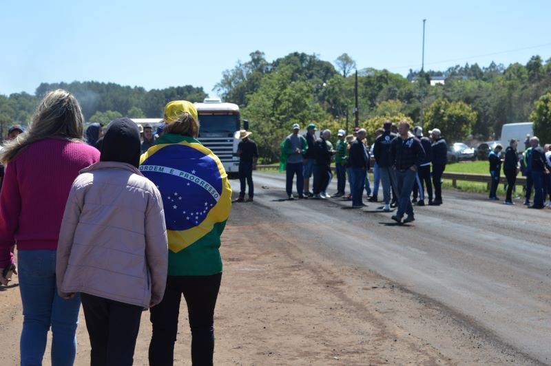 Manifestação pacifica permanece na BR-158, trevo de acesso à Cunha Porã