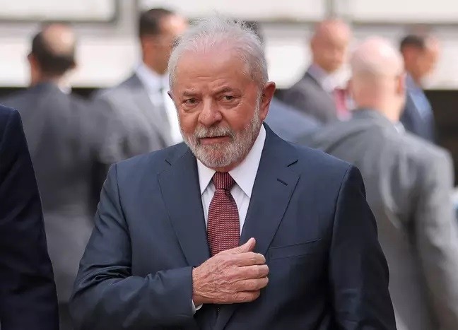 Apesar da cirurgia, Lula deve chegar nesta terça em Brasília