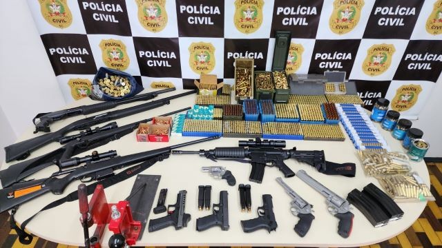 Polícia civil prende duas pessoas e grande quantidade de armas de fogo e munições