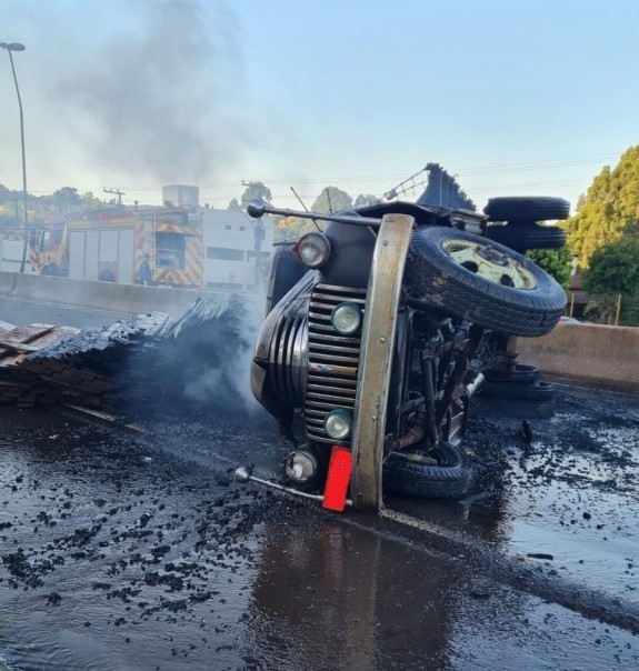 Após grave acidente, caminhão é destruído por incêndio em Chapecó