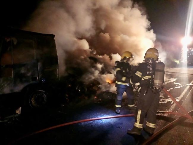 Caminhão carregado com papelão pega fogo e fica destruído na BR-282