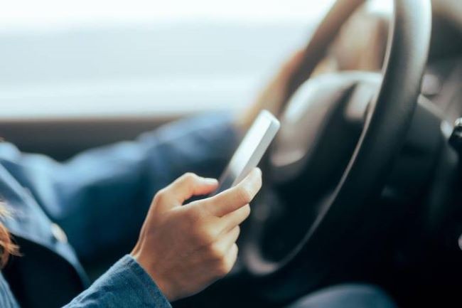 Senadora propõe aumento de valor da multa para motorista que utiliza celular ao volante