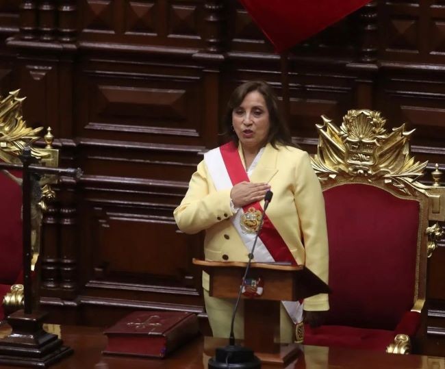 Dina Boluarte assume a presidência do Peru após impeachment de Pedro Castillo