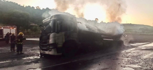 Caminhão é destruído pelo fogo na BR-282, entre Maravilha e São Miguel do Oeste