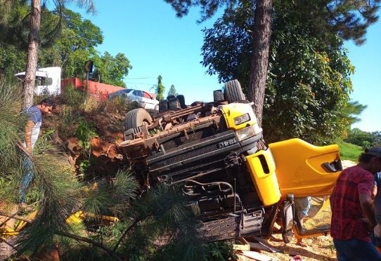 Caminhão colide em árvore na SC-161, em Romelândia