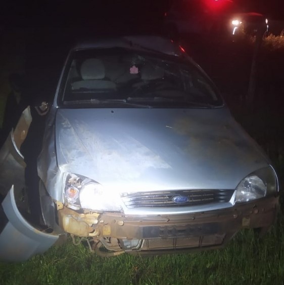 Condutor tomba automóvel e sofre lesões em Campo Erê