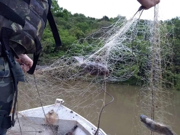 Polícia Ambiental faz apreensão de material de pesca ilegal no lago da usina de Itá