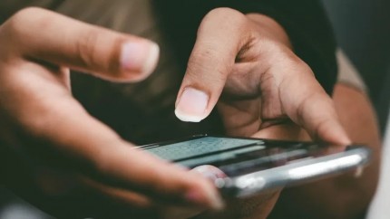 celular - golpe - atenção - Imagem: Unsplash/Pradamas Gifarry