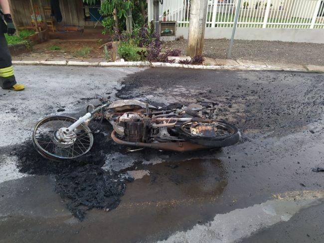 Motocicleta fica destruída após ser atingida por incêndio em Quilombo 