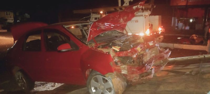 Condutor fica ferido após colidir carro em poste no centro de Maravilha