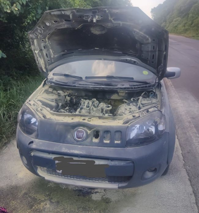 Carro fica danificado após incêndio na região do motor na BR-158, em Cunha Porã