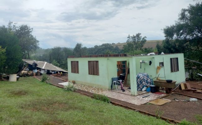 Forte temporal deixa estragos no Oeste de Santa Catarina