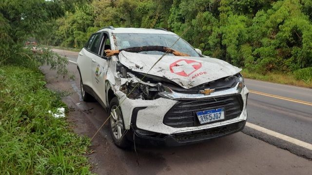 Bombeiros atendem acidente envolvendo carro da saúde de Ipumirim
