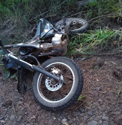 Queda de galhos ocasiona acidente de moto na BR-282 em Maravilha