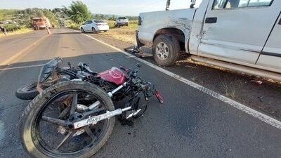 Motociclista e carona ficam gravemente feridos após colidir em caminhonete na SC-163 