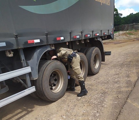 Polícia Militar Rodoviária fiscaliza freios de caminhões na SC-161 em Romelândia