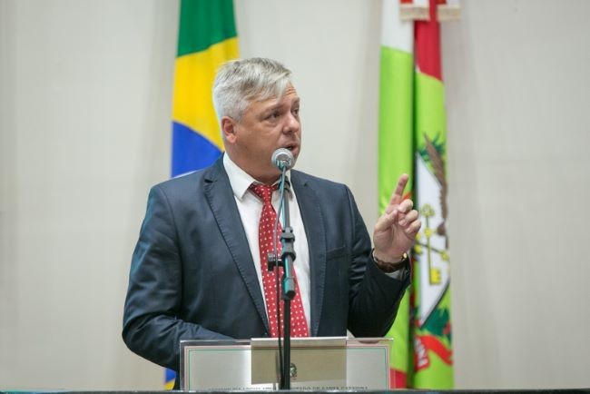 Ex-prefeito de Pinhalzinho é condenado, em 1º Grau, por utilizar verbas públicas para viajar para Europa