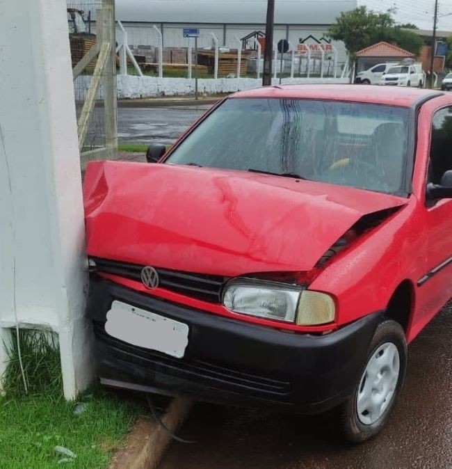 Motorista bate contra poste após retirar carro da oficina em Maravilha
