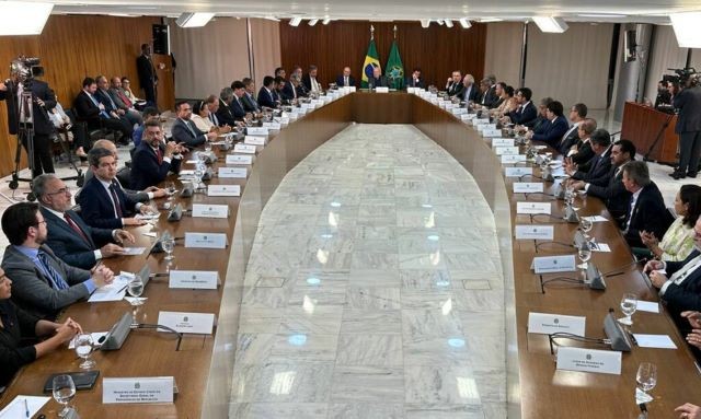 Líderes dos estados debatem sobre manifestações em Brasília 