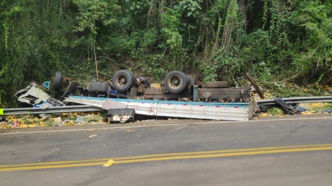 Homem de 33 anos morre após caminhão sair da pista e tombar na SC-157