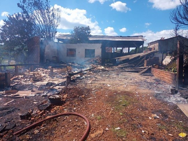 Casa é destruída por incêndio após morador usar diesel para espantar abelhas