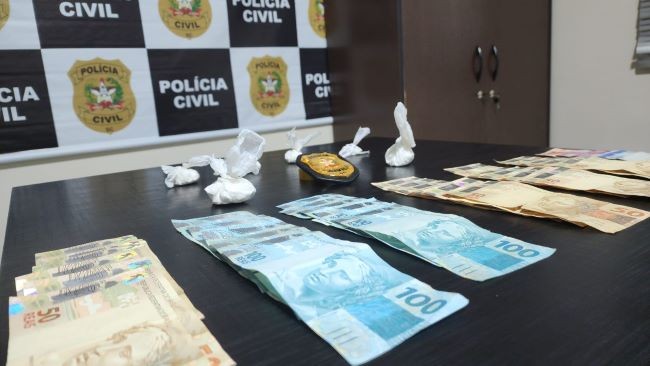 Polícia Civil prende duas pessoas por delivery de cocaína, em Maravilha 