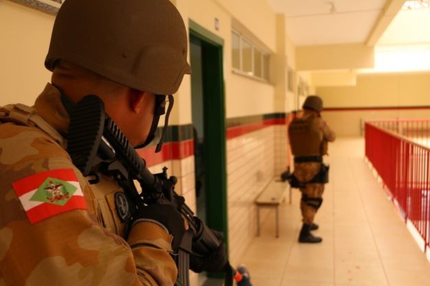 PM realiza treinamento tático em escola de São Miguel do Oeste