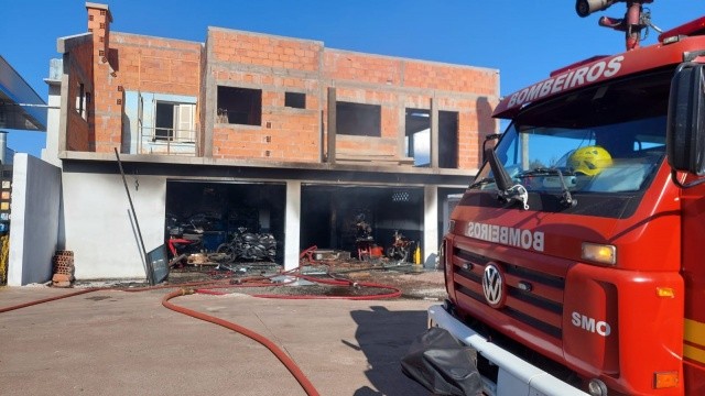 Cinco cães morrem durante incêndio que atingiu empresa e moradias em São Miguel do Oeste