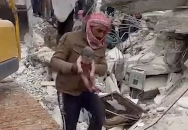 Bebê nasce no meio dos escombros do terremoto na Síria, a mãe não resistiu