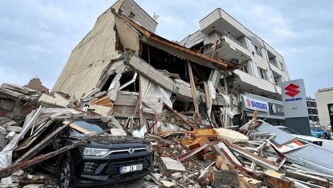 Terremoto de magnitude 7,8 deixa mais de 1.800 mortos na Turquia e na Síria