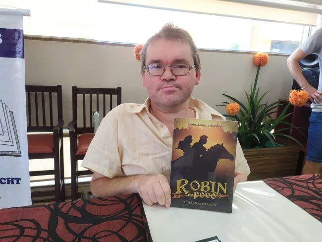 Livro “Robin do povo” é lançado em Maravilha