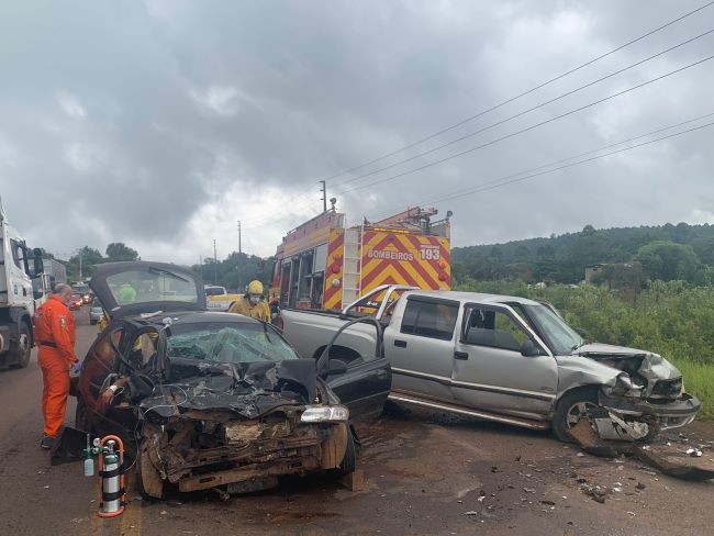 Violenta colisão entre dois veículos deixa três pessoas feridas em Chapecó
