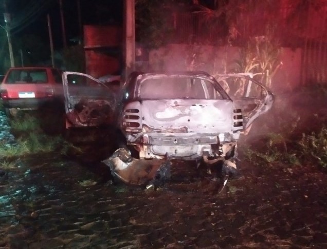 Carro é destruído por incêndio em São Lourenço do Oeste