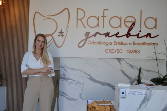 Cirurgiã-dentista Rafaela Graebin comemora um ano em Cunha Porã