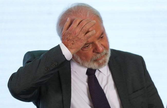 Grupo de 33 deputados protocola pedido de impeachment contra Lula