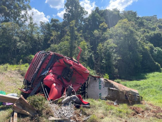 Grave acidente com carreta é registrado no Oeste de Santa Catarina