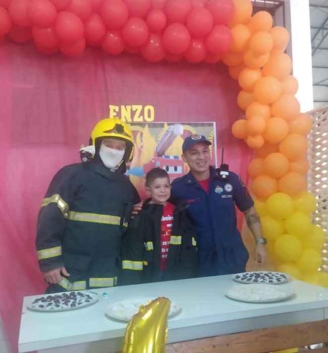 Garoto de 4 anos fã dos bombeiros comemora festa com a presença dos membros da corporação, em Cunha Porã