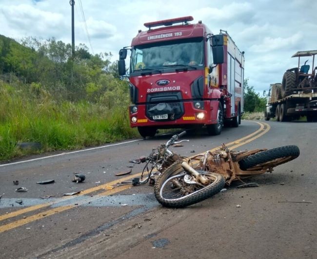 Acidente entre moto e caminhão deixa homem morto no Oeste de SC