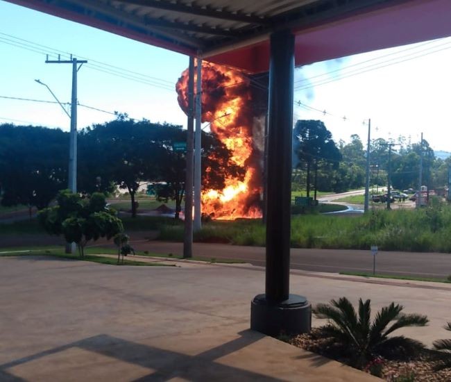 Caminhão-tanque acaba explodindo na BR-282 em Pinhalzinho