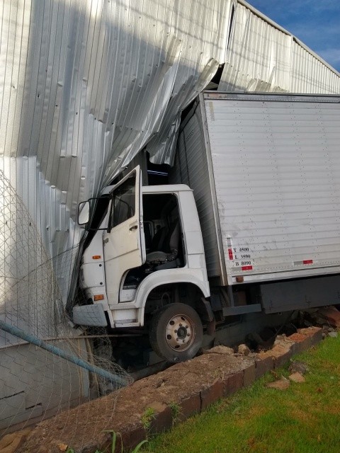 Caminhão colide contra estrutura de empresa em Chapecó