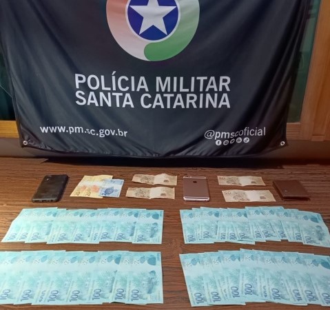 Polícia Militar de Maravilha prende dois suspeitos com dinheiro falso