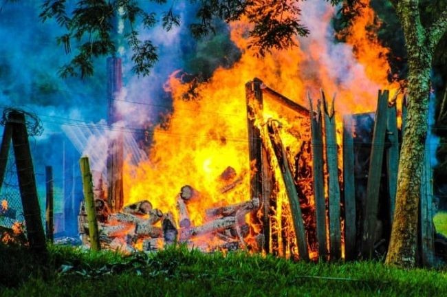 Homem morre carbonizado após incêndio atingir galpão no Oeste de SC