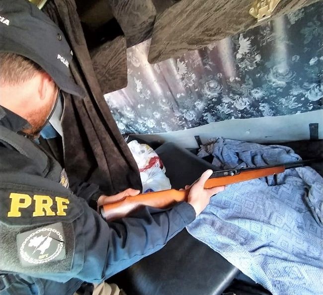 Arma de fogo e munições são apreendidas pela Polícia Rodoviária Federal na BR-158, em Palmitos