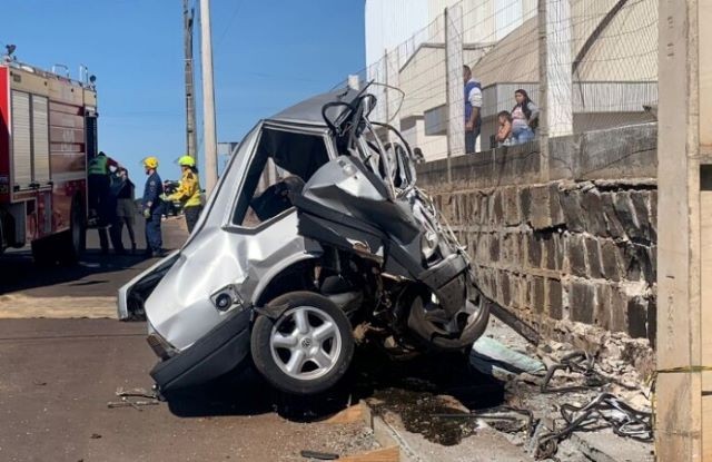 Jovem morre após violenta colisão de veículo contra muro, em Pinhalzinho