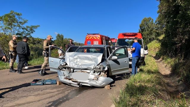 Colisão entre três veículos entre Seara e Chapecó deixa quatro pessoas feridas