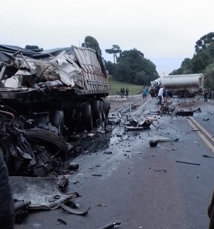Motorista morre após grave colisão entre caminhões na BR-282