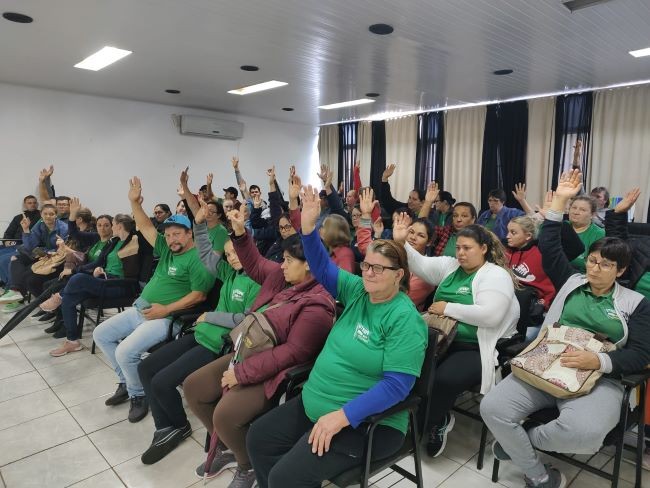 Servidores municipais do DMER e Serviços Gerais estiveram em greve nesta segunda em Palmitos 