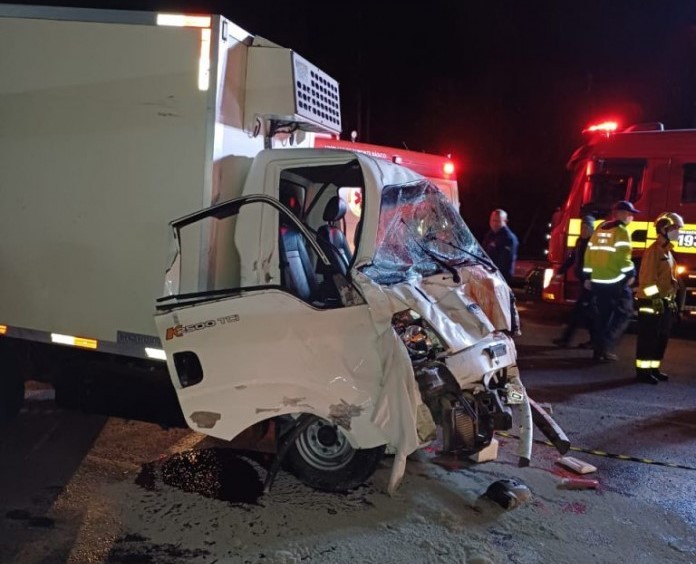 Duas mulheres morrem atropeladas após utilitário colidir contra ônibus em Chapecó