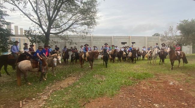 1ª Cavalgada do Tropeiro encanta participantes em Cunha Porã